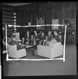 Fotografia "BSB; Brasília - Assembléia - Jango c/ deputados do Psd - Comissão de Inquérito - IBAD Leonel Brizola" ([Local n/d] , 1963) [negativo]. / Fotógrafo(a): Neville.  -- ITEM-0005.