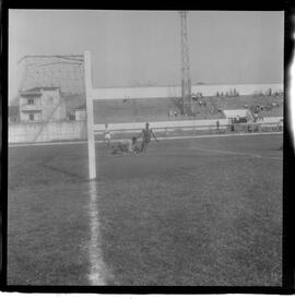 Fotografia "CAMPEONATO CARIOCA DE PROFISSIONAIS de 1963' FUTEBOL" ([Local n/d] , 1963) [negativo]. / Fotógrafo(a): Equipe.  -- ITEM-0004.