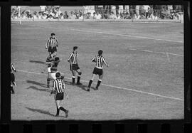 Fotografia "FUTEBOL = 'CAMPEONATO CARIOCA DE PROFISSIONAIS' Jogo Flamengo x Botafogo (3 x 1), America x Portuguesa (2 x 1), Madureira x Bangu (1 x 2), C. Grande x S. Cristovão (1 x 0) e C. Rio x Olaria (1 x 7), Reportagem de Esporte" ([Local n/d] , 1963) [negativo]. / Fotógrafo(a): Equipe.  -- ITEM-0180.