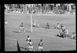 Fotografia "Jogos Campeonato Carioca; 'CAMPEONATO CARIOCA DE 1963' de PROFISSIONAIS (1º Turno) Jogos Vasco x Fluminense (3 x 1) Botafogo x Canto do Rio (3 x 0) America x Madureira (5 x 2) e Olaria x Portuguesa, Reportagem de Esporte" ([Local n/d] , 1963) [negativo]. / Fotógrafo(a): Equipe.  -- ITEM-0214.