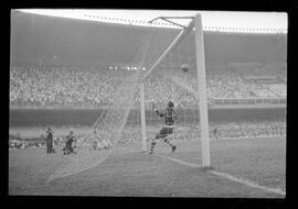 Fotografia "CAMPEONATO CARIOCA DE PROFISSIONAIS DE 1963 (1º TURNO) Jogos - Campeonato Carioca. Flamengo x Madureira (5 x 0) - Vasco x América (2 x 0) e Fluminense x Portuguesa (1 x 1). e Peter Kedzierski, homem voador dos EUA, (Vôo)" ([Local n/d] , 1963) [negativo]. / Fotógrafo(a): Equipe.  -- ITEM-0001.