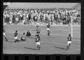 Fotografia "FUTEBOL = 'CAMPEONATO CARIOCA DE PROFISSIONAIS' Jogo Flamengo x Botafogo (3 x 1), America x Portuguesa (2 x 1), Madureira x Bangu (1 x 2), C. Grande x S. Cristovão (1 x 0) e C. Rio x Olaria (1 x 7), Reportagem de Esporte" ([Local n/d] , 1963) [negativo]. / Fotógrafo(a): Equipe.  -- ITEM-0229.