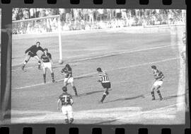 Fotografia "FUTEBOL = 'CAMPEONATO CARIOCA DE PROFISSIONAIS' Jogo Flamengo x Botafogo (3 x 1), America x Portuguesa (2 x 1), Madureira x Bangu (1 x 2), C. Grande x S. Cristovão (1 x 0) e C. Rio x Olaria (1 x 7), Reportagem de Esporte" ([Local n/d] , 1963) [negativo]. / Fotógrafo(a): Equipe.  -- ITEM-0085.