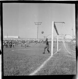 Fotografia "Jogos Campeonato Carioca; 'CAMPEONATO CARIOCA DE 1963' de PROFISSIONAIS (1º Turno) Jogos Vasco x Fluminense (3 x 1) Botafogo x Canto do Rio (3 x 0) America x Madureira (5 x 2) e Olaria x Portuguesa, Reportagem de Esporte" ([Local n/d] , 1963) [negativo]. / Fotógrafo(a): Equipe.  -- ITEM-0303.