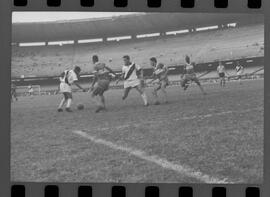 Fotografia "CAMPEONATO CARIOCA DE PROFISSIONAIS DE 1963' (1º Turno) Jogo Vasco da Gama x Olaria (1 x 0) no Maracanã" ([Local n/d] , 1963) [negativo]. / Fotógrafo(a): Demócrito; Ribeiro.  -- ITEM-0009.