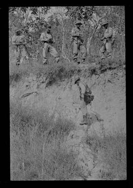 Fotografia "Manobras em Ribeirão das Lages (Paraquedistas: Sobrevivência na Selva operação); 'PARAQUEDISTAS' PARAQUEDISTAS em manobra em Ribeirão das Lages" ([Local n/d] , 1963) [negativo]. / Fotógrafo(a): Méra; Caban.  -- ITEM-0003.