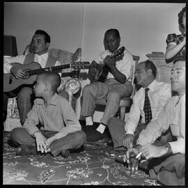 Fotografia "Fotos na residência do Sr. Paulo Medeiros. Festa - Amigos do Samba" ([Local n/d] , [Data n/d]) [negativo]. / Fotógrafo(a): Hélio Santos.  -- ITEM-0003.