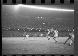 Fotografia "Futebol; 'FUTEBOL = LIBERTADORES DAS AMÉRICAS' Botafogo x Alianza de Lima (2 x 1) (Fases do jogo realizado no Maracanã)" ([Local n/d] , 1963) [negativo]. / Fotógrafo(a): Demócrito.  -- ITEM-0007.