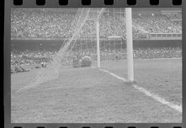 Fotografia "Jogos Campeonato Carioca; 'CAMPEONATO CARIOCA DE 1963' de PROFISSIONAIS (1º Turno) Jogos Vasco x Fluminense (3 x 1) Botafogo x Canto do Rio (3 x 0) America x Madureira (5 x 2) e Olaria x Portuguesa, Reportagem de Esporte" ([Local n/d] , 1963) [negativo]. / Fotógrafo(a): Equipe.  -- ITEM-0040.