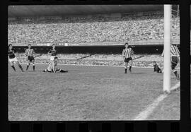 Fotografia "FUTEBOL = 'CAMPEONATO CARIOCA DE PROFISSIONAIS' Jogo Flamengo x Botafogo (3 x 1), America x Portuguesa (2 x 1), Madureira x Bangu (1 x 2), C. Grande x S. Cristovão (1 x 0) e C. Rio x Olaria (1 x 7), Reportagem de Esporte" ([Local n/d] , 1963) [negativo]. / Fotógrafo(a): Equipe.  -- ITEM-0191.