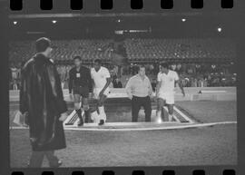 Fotografia "Futebol; 'FUTEBOL = LIBERTADORES DAS AMÉRICAS' Botafogo x Alianza de Lima (2 x 1) (Fases do jogo realizado no Maracanã)" ([Local n/d] , 1963) [negativo]. / Fotógrafo(a): Demócrito.  -- ITEM-0020.