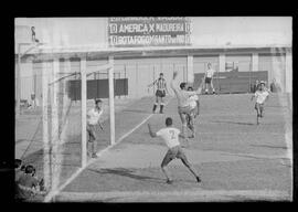 Fotografia "Jogos Campeonato Carioca; 'CAMPEONATO CARIOCA DE 1963' de PROFISSIONAIS (1º Turno) Jogos Vasco x Fluminense (3 x 1) Botafogo x Canto do Rio (3 x 0) America x Madureira (5 x 2) e Olaria x Portuguesa, Reportagem de Esporte" ([Local n/d] , 1963) [negativo]. / Fotógrafo(a): Equipe.  -- ITEM-0290.