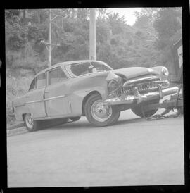 Fotografia "DESASTRES' Desatre [Desastre] c/ Miss Paraná (Fotos somente do Carro) Srta. Tania Maria Franco (Sem Neg.), Reportagem de Duarte" ([Local n/d] , 1963) [negativo]. / Fotógrafo(a): Ribeiro.  -- ITEM-0001.