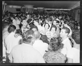 Fotografia "Reportagem sobre o carnaval no dia 31 de dezembro de 1952" ([Local n/d] , 1952) [negativo]. / Fotógrafo(a): Jader Neves.  -- ITEM-0009.