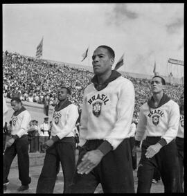 Fotografia "Futebol - Chile (diversos jogos no Brasil), Esportes" ([Local n/d] , [Data n/d]) [negativo]. / Fotógrafo(a): Manzon.  -- ITEM-0027.