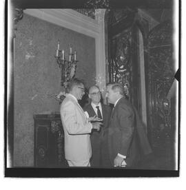 Fotografia "- PAL. LARANJEIRAS - JANGO; GOULART;; Jango. presidente recebe diversos comissões" ([Local n/d] , 1962) [negativo]. / Fotógrafo(a): Ferreira.  -- ITEM-0004.