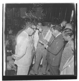 Fotografia "- PAL. LARANJEIRAS - JANGO; GOULART;; Jango. presidente recebe diversos comissões" ([Local n/d] , 1962) [negativo]. / Fotógrafo(a): Ferreira.  -- ITEM-0003.