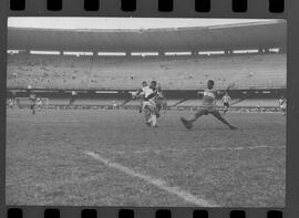 Fotografia "CAMPEONATO CARIOCA DE PROFISSIONAIS DE 1963' (1º Turno) Jogo Vasco da Gama x Olaria (1 x 0) no Maracanã" ([Local n/d] , 1963) [negativo]. / Fotógrafo(a): Demócrito; Ribeiro.  -- ITEM-0073.