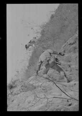 Fotografia "Manobras em Ribeirão das Lages (Paraquedistas: Sobrevivência na Selva operação); 'PARAQUEDISTAS' PARAQUEDISTAS em manobra em Ribeirão das Lages" ([Local n/d] , 1963) [negativo]. / Fotógrafo(a): Méra; Caban.  -- ITEM-0005.