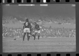 Fotografia "FUTEBOL = 'CAMPEONATO CARIOCA DE PROFISSIONAIS' Jogo Flamengo x Botafogo (3 x 1), America x Portuguesa (2 x 1), Madureira x Bangu (1 x 2), C. Grande x S. Cristovão (1 x 0) e C. Rio x Olaria (1 x 7), Reportagem de Esporte" ([Local n/d] , 1963) [negativo]. / Fotógrafo(a): Equipe.  -- ITEM-0038.