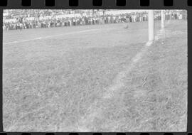 Fotografia "CAMPEONATO CARIOCA DE PROFISSIONAIS DE 1963 (1º TURNO) Jogos - Campeonato Carioca. Flamengo x Madureira (5 x 0) - Vasco x América (2 x 0) e Fluminense x Portuguesa (1 x 1). e Peter Kedzierski, homem voador dos EUA, (Vôo)" ([Local n/d] , 1963) [negativo]. / Fotógrafo(a): Equipe.  -- ITEM-0063.