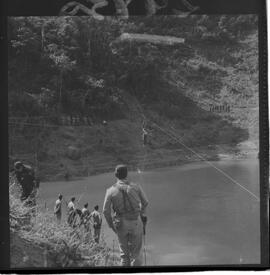 Fotografia "Manobras em Ribeirão das Lages (Paraquedistas: Sobrevivência na Selva operação); 'PARAQUEDISTAS' PARAQUEDISTAS em manobra em Ribeirão das Lages" ([Local n/d] , 1963) [negativo]. / Fotógrafo(a): Méra; Caban.  -- ITEM-0051.