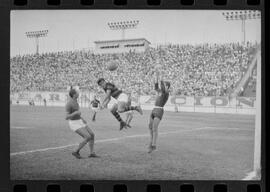 Fotografia "Campeonato Carioca de Profissionais de 63 (1° Turno) Esporte - jogo Fluminense (1 x 0) Bonsucesso" ([Local n/d] , 1963) [negativo]. / Fotógrafo(a): Democrito.  -- ITEM-0101.