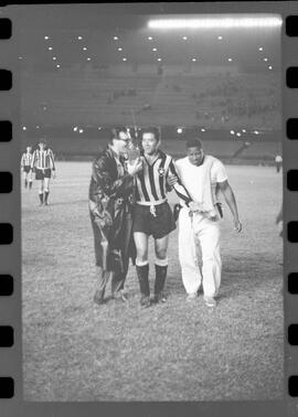 Fotografia "Futebol; 'FUTEBOL = LIBERTADORES DAS AMÉRICAS' Botafogo x Alianza de Lima (2 x 1) (Fases do jogo realizado no Maracanã)" ([Local n/d] , 1963) [negativo]. / Fotógrafo(a): Demócrito.  -- ITEM-0053.