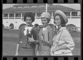 Fotografia "Galeão - Miss B-2, embarcando p/ Europa afim da participação do título de 'miss Mundo'. E outros desembarq. Em companhia de 'Suzana Beatriz e Suzana Mendez Misses, Argentina e Uruguai de 1963. com Tania Maria Franco,'Miss' Paraná de 63); fot. 1 Ministro da Educação do Iraque (direita) e delegado do Malaia; fot. 2 Misses; fot. 3 Pe. polonês Czeslay Czavtovyki, no Galeão; fot. 4 Bené Geraldo Wagner; fot. 5 'Miss Brasil 2', srta. Tania Maria Franco momentos antes de embarcar para os EEUU; fot. 6 As representantes do Brasil (centro) Uruguai (direita) e Argentinos, em flagrante feito no Galeão" ([Local n/d] , 1963) [negativo]. / Fotógrafo(a): Setorista.  -- ITEM-0006.