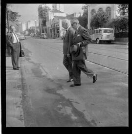 Fotografia "Helio Fernandes na P.E. (Chegada dos advogados, Prado Keli e Prudente de Morais Neto e o presidente do inquérito militar o Gal. Crisanto Figueiredo de Miranda" ([Local n/d] , 1963) [negativo]. / Fotógrafo(a): Rodolfo.  -- ITEM-0009.