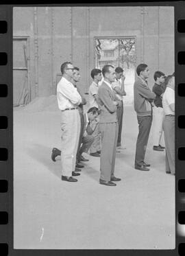 Fotografia "Concentração do Vasco da Gama e Fluminense, Reportagem de Esporte" ([Local n/d] , 1963) [negativo]. / Fotógrafo(a): Demócrito.  -- ITEM-0006.