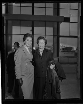 Fotografia "Maria José Cardoso ('Miss Brasil 1956')" ([Local n/d] , 1956) [negativo]. / Fotógrafo(a): Equipe.  -- ITEM-0002.