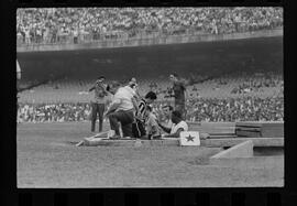 Fotografia "FUTEBOL = 'CAMPEONATO CARIOCA DE PROFISSIONAIS' Jogo Flamengo x Botafogo (3 x 1), America x Portuguesa (2 x 1), Madureira x Bangu (1 x 2), C. Grande x S. Cristovão (1 x 0) e C. Rio x Olaria (1 x 7), Reportagem de Esporte" ([Local n/d] , 1963) [negativo]. / Fotógrafo(a): Equipe.  -- ITEM-0006.