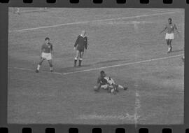 Fotografia "CAMPEONATO CARIOCA DE PROFISSIONAIS DE 1963 (1º TURNO) Jogos - Campeonato Carioca. Flamengo x Madureira (5 x 0) - Vasco x América (2 x 0) e Fluminense x Portuguesa (1 x 1). e Peter Kedzierski, homem voador dos EUA, (Vôo)" ([Local n/d] , 1963) [negativo]. / Fotógrafo(a): Equipe.  -- ITEM-0020.