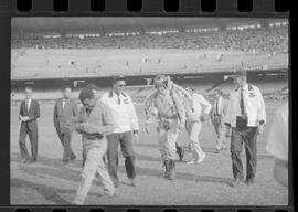 Fotografia "CAMPEONATO CARIOCA DE PROFISSIONAIS DE 1963 (1º TURNO) Jogos - Campeonato Carioca. Flamengo x Madureira (5 x 0) - Vasco x América (2 x 0) e Fluminense x Portuguesa (1 x 1). e Peter Kedzierski, homem voador dos EUA, (Vôo)" ([Local n/d] , 1963) [negativo]. / Fotógrafo(a): Equipe.  -- ITEM-0108.