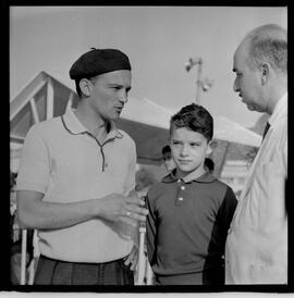 Fotografia "SWEPATAKE [SWEEPTAKE]' DE 1963' (G.P. BRASIL DE 1963) Reportagem com a Coberturas do G.P. Brasil, no Hip. da Gávea com Luiz Rigoni, Manoel Bezerra da Silva, Juan Marchant e Hector Pilar e o cavalo (CENCERRO), Reportagem de Santório" ([Local n/d] , 1963) [negativo]. / Fotógrafo(a): Diniz.  -- ITEM-0003.