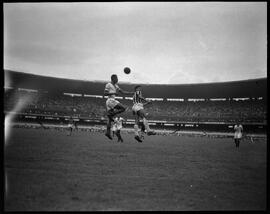 Fotografia "Esporte - Futebol, Jogos do dia 16 de dezembro de 1951" ([Local n/d] , 1951) [negativo]. / Fotógrafo(a): Equipe.  -- ITEM-0014.