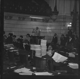 Fotografia "DISCURSO DEP. GAMA FILHO; 'ASSEMBLÉIA LEGISLATIVA' Discurso do Deputado Gama Filho na tribuna da Assembléia Legislativa" ([Local n/d] , 1963) [negativo]. / Fotógrafo(a): Luiz Santos.  -- ITEM-0007.