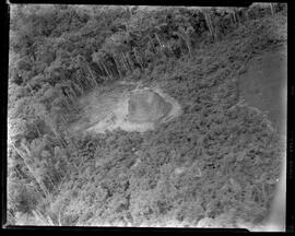 Fotografia "Expedições - Expedição em busca do Tenente Fernando Gomes de Oliveira. Maloca localizada perto do Rio Candeias onde foi avistado um homem branco, Reportagem Geral" ([Local n/d] , [Data n/d]) [negativo]. / Fotógrafo(a): Roberto Maia.  -- ITEM-0004.