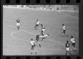 Fotografia "CAPEONATO [CAMPEONATO] CARIOCA DE 1963' (PROFISSIONAIS) (1º Turno) Jogo Famengo [Flamengo] x Campo Grande (5 x 0); Jogo Flamengo e Campo Grande, Reportagem de Esporte" ([Local n/d] , 1963) [negativo]. / Fotógrafo(a): Ribeiro; Demócrito.  -- ITEM-0094.