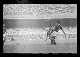 Fotografia "FUTEBOL = 'CAMPEONATO CARIOCA DE PROFISSIONAIS' Jogo Flamengo x Botafogo (3 x 1), America x Portuguesa (2 x 1), Madureira x Bangu (1 x 2), C. Grande x S. Cristovão (1 x 0) e C. Rio x Olaria (1 x 7), Reportagem de Esporte" ([Local n/d] , 1963) [negativo]. / Fotógrafo(a): Equipe.  -- ITEM-0162.