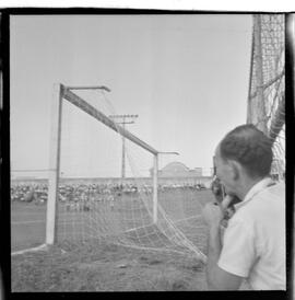 Fotografia "Jogos Campeonato Carioca; 'CAMPEONATO CARIOCA DE 1963' de PROFISSIONAIS (1º Turno) Jogos Vasco x Fluminense (3 x 1) Botafogo x Canto do Rio (3 x 0) America x Madureira (5 x 2) e Olaria x Portuguesa, Reportagem de Esporte" ([Local n/d] , 1963) [negativo]. / Fotógrafo(a): Equipe.  -- ITEM-0307.