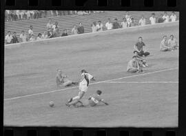 Fotografia "CAMPEONATO CARIOCA DE PROFISSIONAIS DE 1963' (1º Turno) Jogo Vasco da Gama x Olaria (1 x 0) no Maracanã" ([Local n/d] , 1963) [negativo]. / Fotógrafo(a): Demócrito; Ribeiro.  -- ITEM-0013.