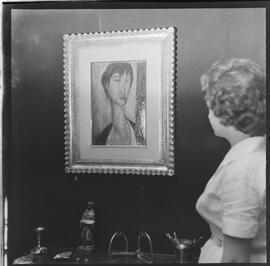 Fotografia "QUADRO DE 5 MILHÕES; ARTE = EXPOSIÇÃO GELERIA [GALERIA] MONTEMATRE' QUADRO QUE VALE CINCO MILHÕES DE AMADEO - MODIGLIANi" ([Local n/d] , 1961) [negativo]. / Fotógrafo(a): P. ANDRÉ.  -- ITEM-0002.