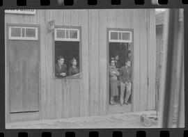 Fotografia "Rep. pelo SUL DO BRASIL (ESPECIAL); 'REPORTAGEM ESPECIAL DE 'UH' 'CONTRABANDO DE ARMAS, Em S. PAULO, SANTA CATARINA, RIO GRANDE DO SUL ETC...' Reportagem feita pela equipe de 'UH'), Reportagem de Amado Ribeiro" ([Local n/d] , 1963) [negativo]. / Fotógrafo(a): Paulo Reis.  -- ITEM-0131.