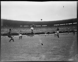 Fotografia "Futebol - Jogos diversos de domingo dia 30/12/1951" ([Local n/d] , 1951) [negativo]. / Fotógrafo(a): [Autoria n/d].  -- ITEM-0031.