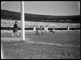 Fotografia "Esporte - Juventus x Austria" ([Local n/d] , [Data n/d]) [negativo]. / Fotógrafo(a): Ângelo.  -- ITEM-0007.