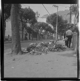 Fotografia "Rept. s/ Falta D'água na ZN c/ Wilson C.; 'FALTA DE ÁGUA' Reportagem c/ 'Falta de Água' na Zona Norte, Reportagem de Wilson Corrêa" ([Local n/d] , 1963) [negativo]. / Fotógrafo(a): Méra.  -- ITEM-0006.