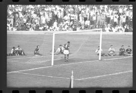 Fotografia "Jogos Campeonato Carioca; 'CAMPEONATO CARIOCA DE 1963' de PROFISSIONAIS (1º Turno) Jogos Vasco x Fluminense (3 x 1) Botafogo x Canto do Rio (3 x 0) America x Madureira (5 x 2) e Olaria x Portuguesa, Reportagem de Esporte" ([Local n/d] , 1963) [negativo]. / Fotógrafo(a): Equipe.  -- ITEM-0235.