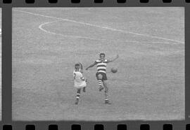 Fotografia "Campeonato Carioca de Profissionais de 63 (1° Turno) Esporte - jogo Fluminense (1 x 0) Bonsucesso" ([Local n/d] , 1963) [negativo]. / Fotógrafo(a): Democrito.  -- ITEM-0038.